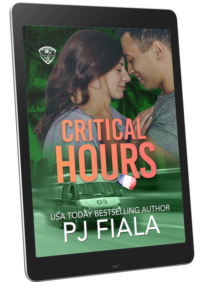 Couverture ebook Critical Hours édition française par PJ Fiala, romance suspense avec couple rapproché, ambiance urbaine verte, série Blossom Springs Shadow Ops