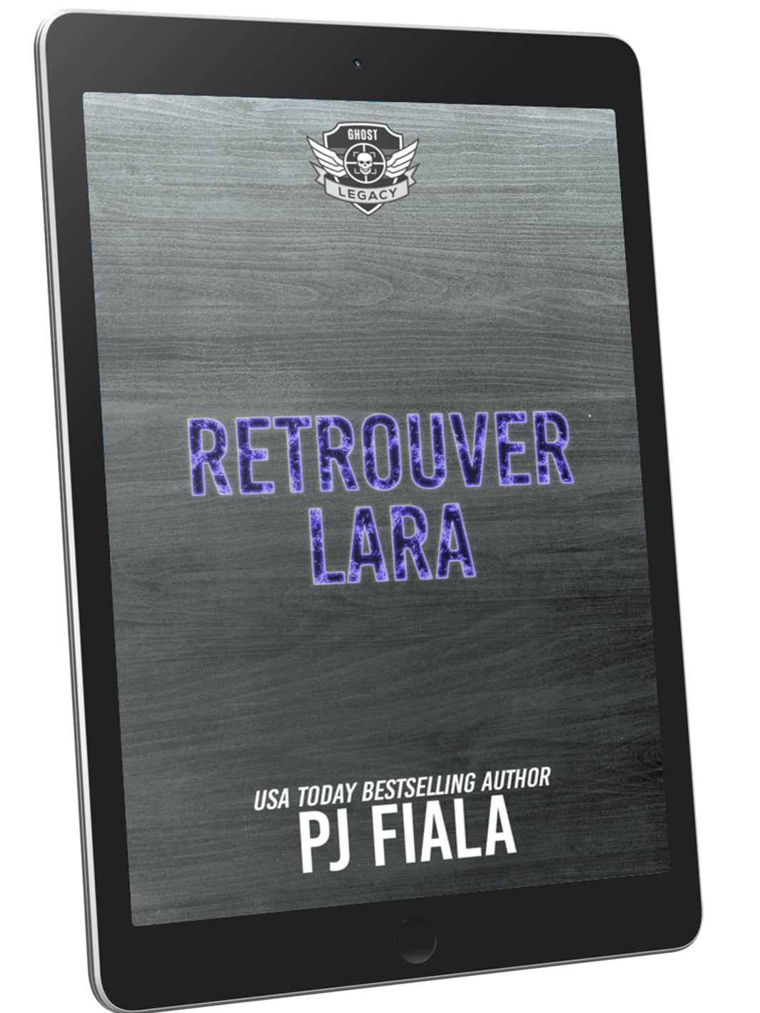 Couverture ebook du roman romantique à suspense Retrouver Lara de PJ Fiala, sur une tablette. Thriller militaire GHOST Legacy avec romance passionnée, fond gris et lettrage bleu accrocheur.