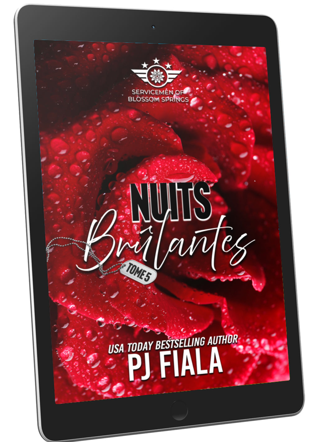 Couverture du livre papier Nuits Brûlantes (Tome 5) – roman romantique à suspense militaire traduit en français. Fond de pétales rouges intenses couverts de gouttes d’eau, logo Servicemen of Blossom Springs et plaque métallique indiquant « Tome 5 ».

 Mots-clés : Nuits Brûlantes livre papier, PJ Fiala auteure romance, romance militaire française, série Servicemen of Blossom Springs, roman romantique à suspense, histoire d’amour petite ville.