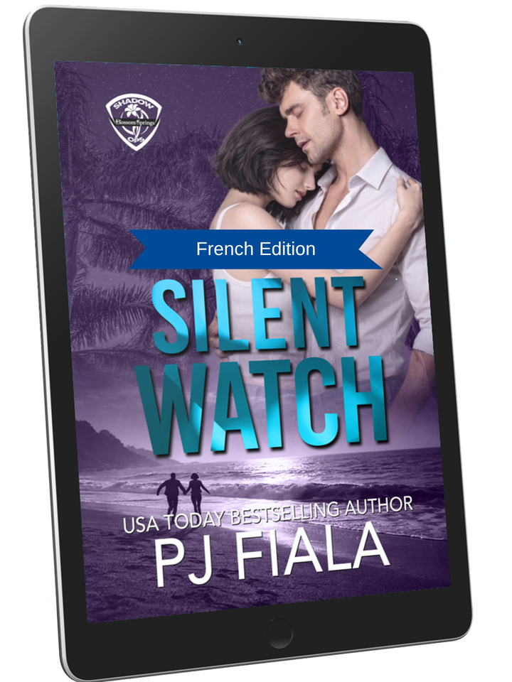 Couverture ebook Silent Watch édition française par PJ Fiala, romance suspense avec couple enlacé, fond plage au coucher du soleil, série Blossom Springs Shadow Ops